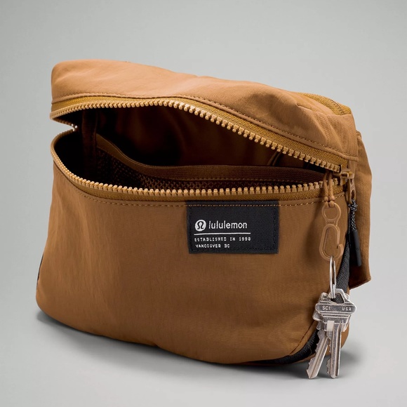 🆕 NWT lululemon clean lines belt bag 2L - burnt caramel/black - Picture 13 of 13